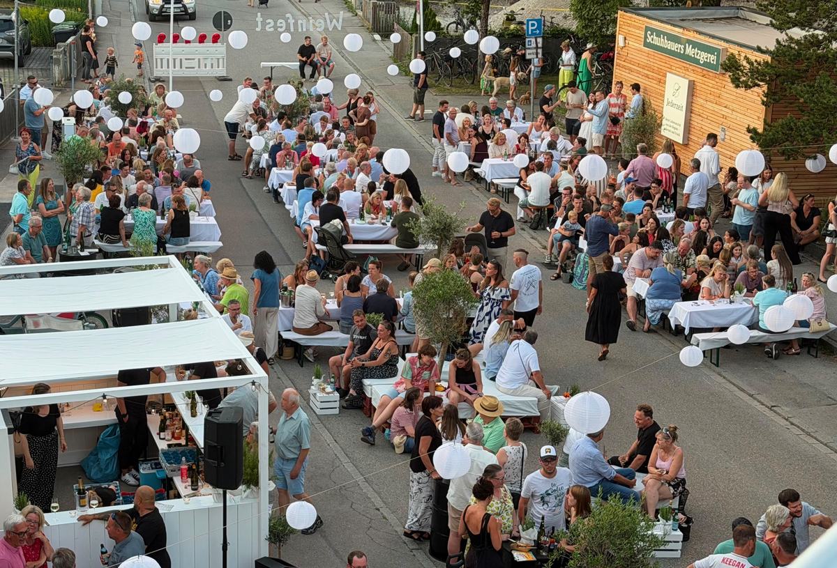 Volle Bänke beim Pullinger Weinfest in der Abenddämmerung